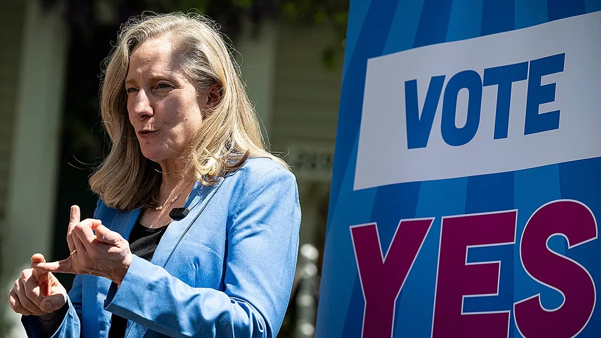 Abigail Spanberger govori na događaju Virginijanci za poštene izbore u Woodbridgeu u Virginiji.