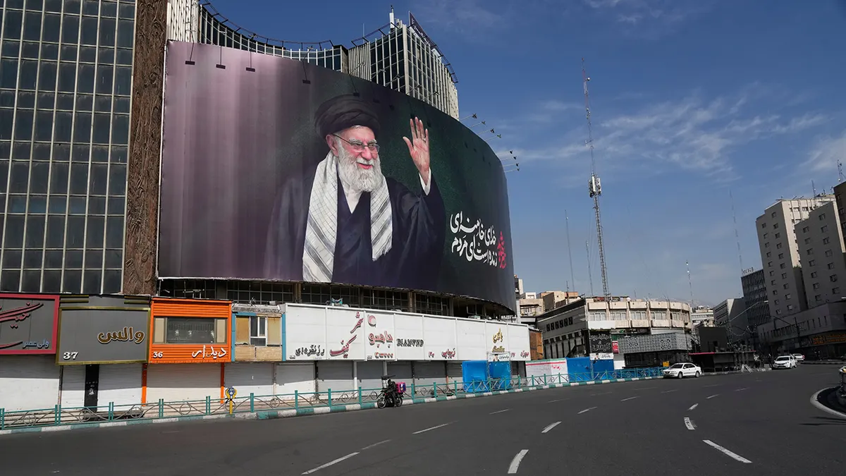 Bilbord koji prikazuje portret pokojnog iranskog vrhovnog vođe ajatolaha Ali Khameneija koji se nadvija nad praznim trgom.