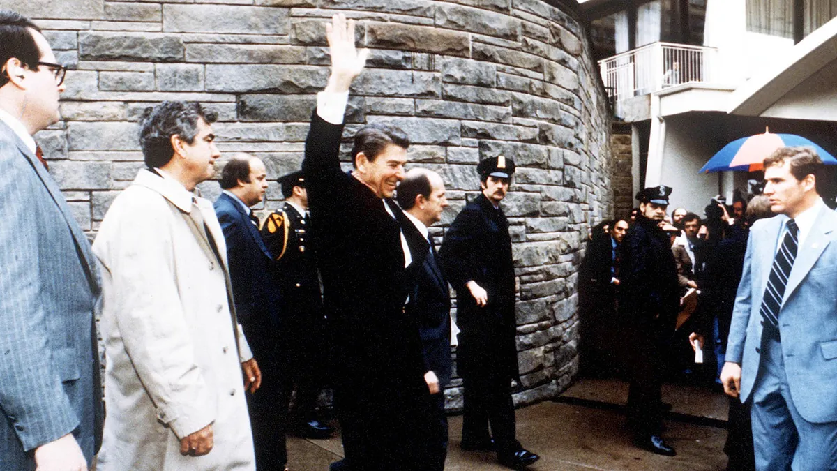 Predsjednik Ronald Reagan maše promatračima ispred Washington Hiltona