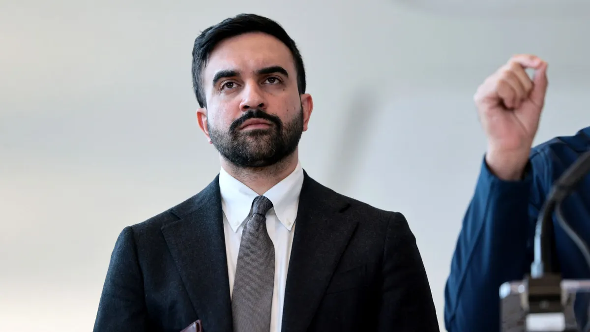 Gradonačelnik Zohran Mamdani stoji i govori