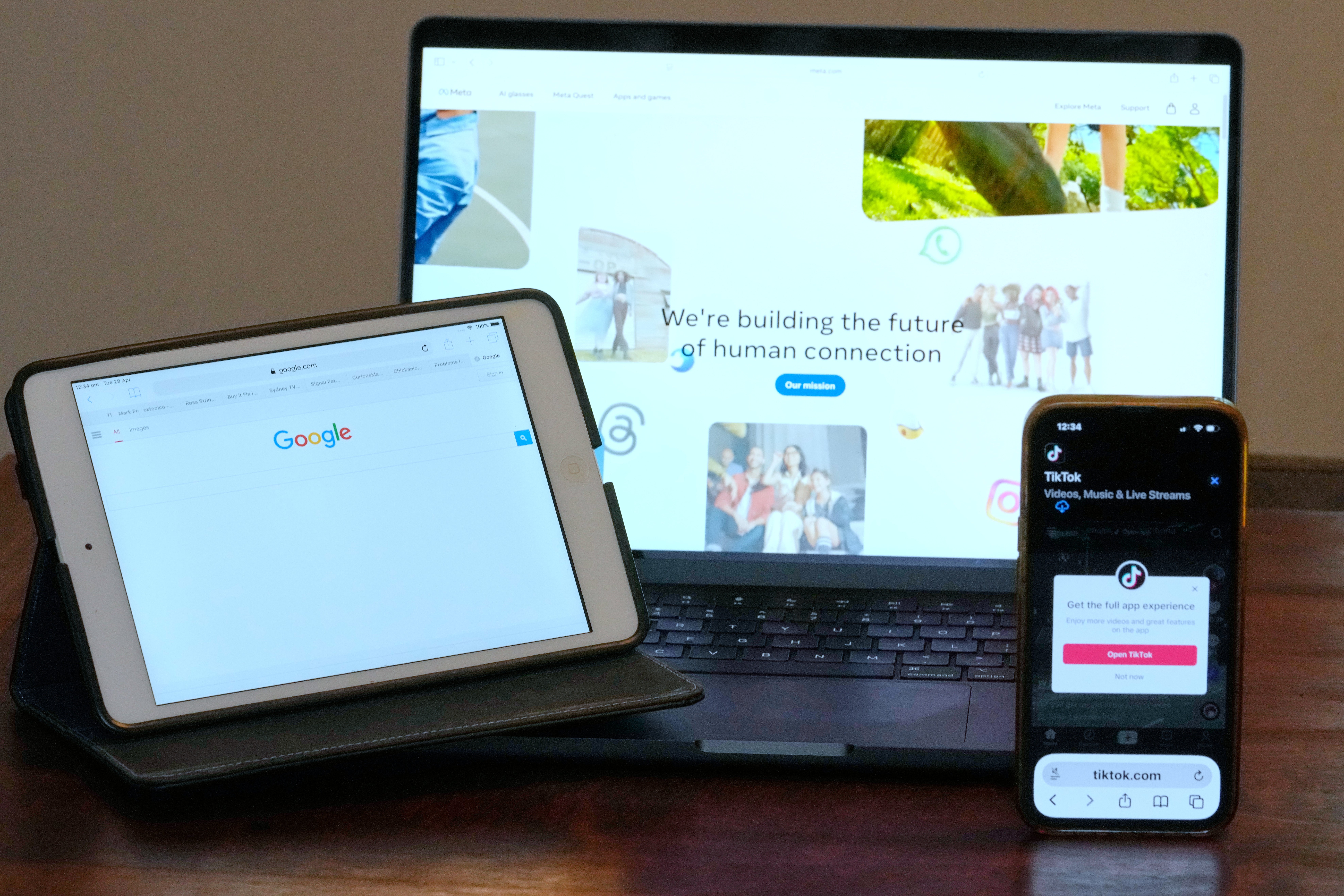Početne stranice Mete, Googlea i TikToka prikazane su na uređajima u Sydneyu,