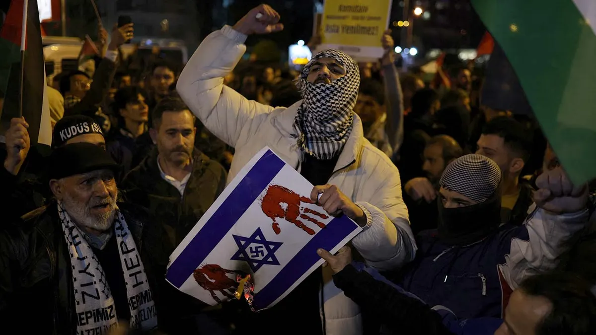 Propalestinski prosvjednici prosvjeduju u blizini izraelskog konzulata u Istanbulu