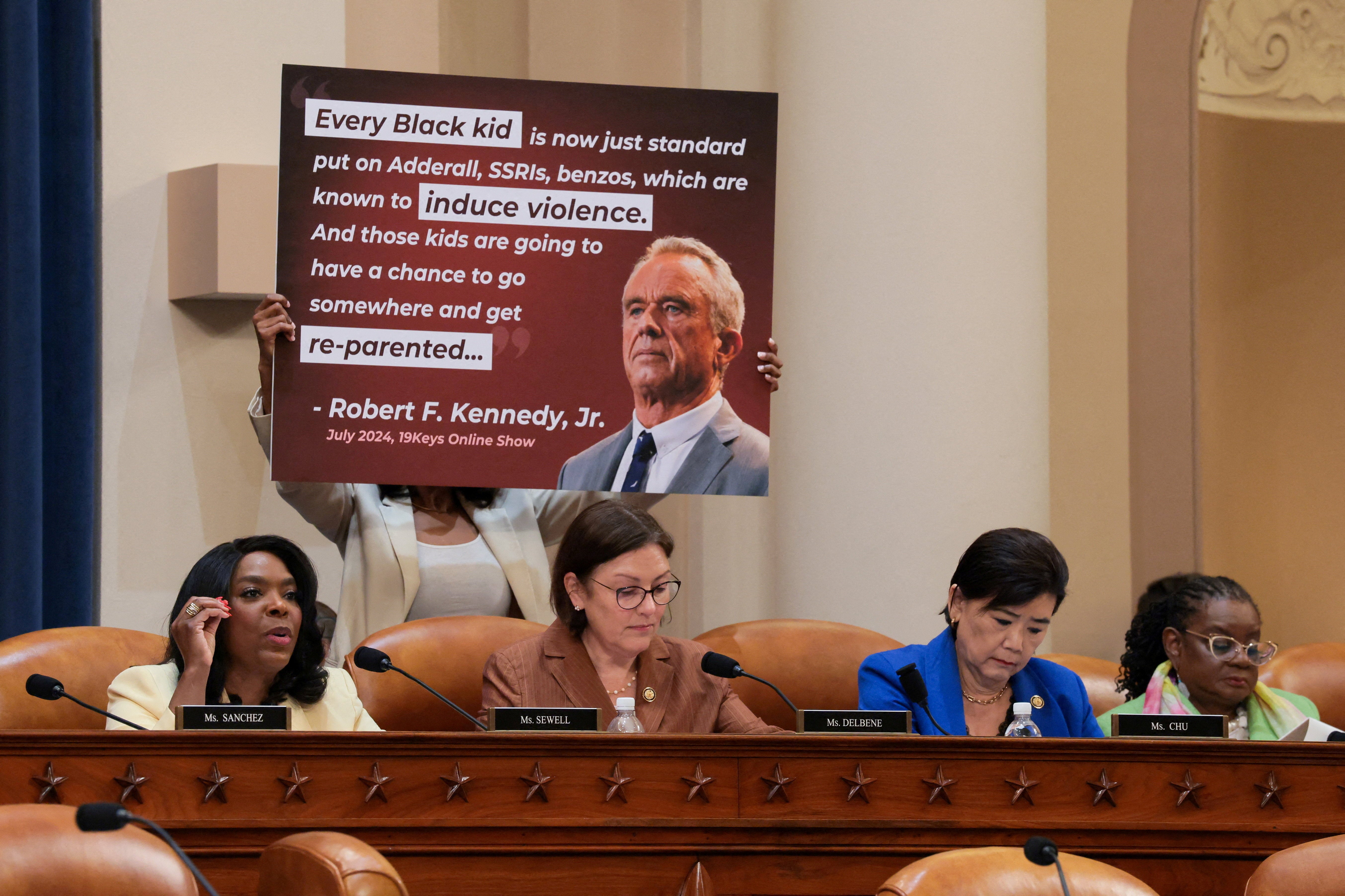 Američka zastupnica Terri Sewell (D-AL) govori dok američki ministar zdravstva i ljudskih usluga Robert F. Kennedy Jr. svjedoči na Capitol Hillu. Demokrati su kritikovali RFK Jr.-a zbog njegovog skepticizma prema cjepivu