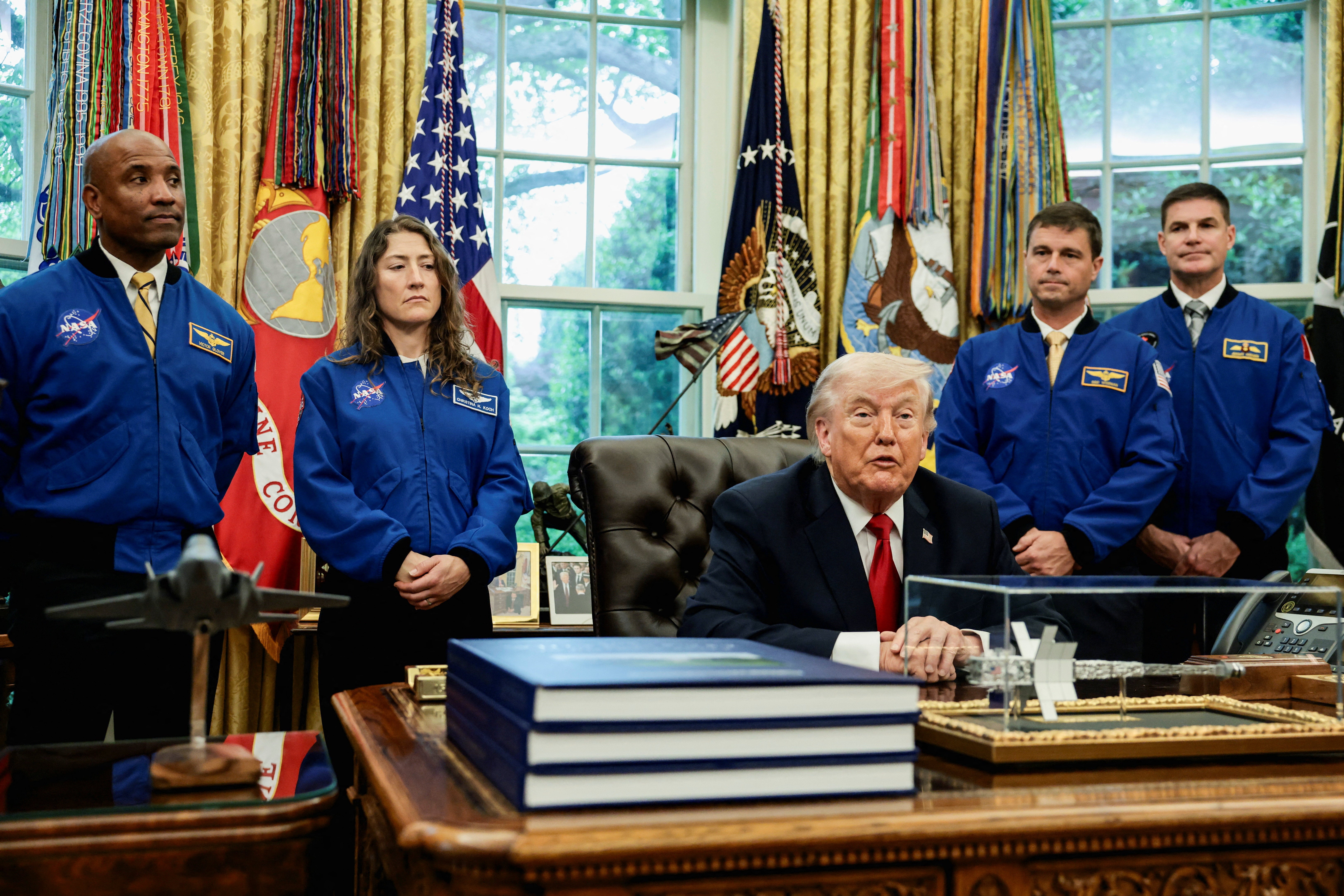 Donald Trump sastaje se s astronautima Artemisa II u Ovalnom uredu
