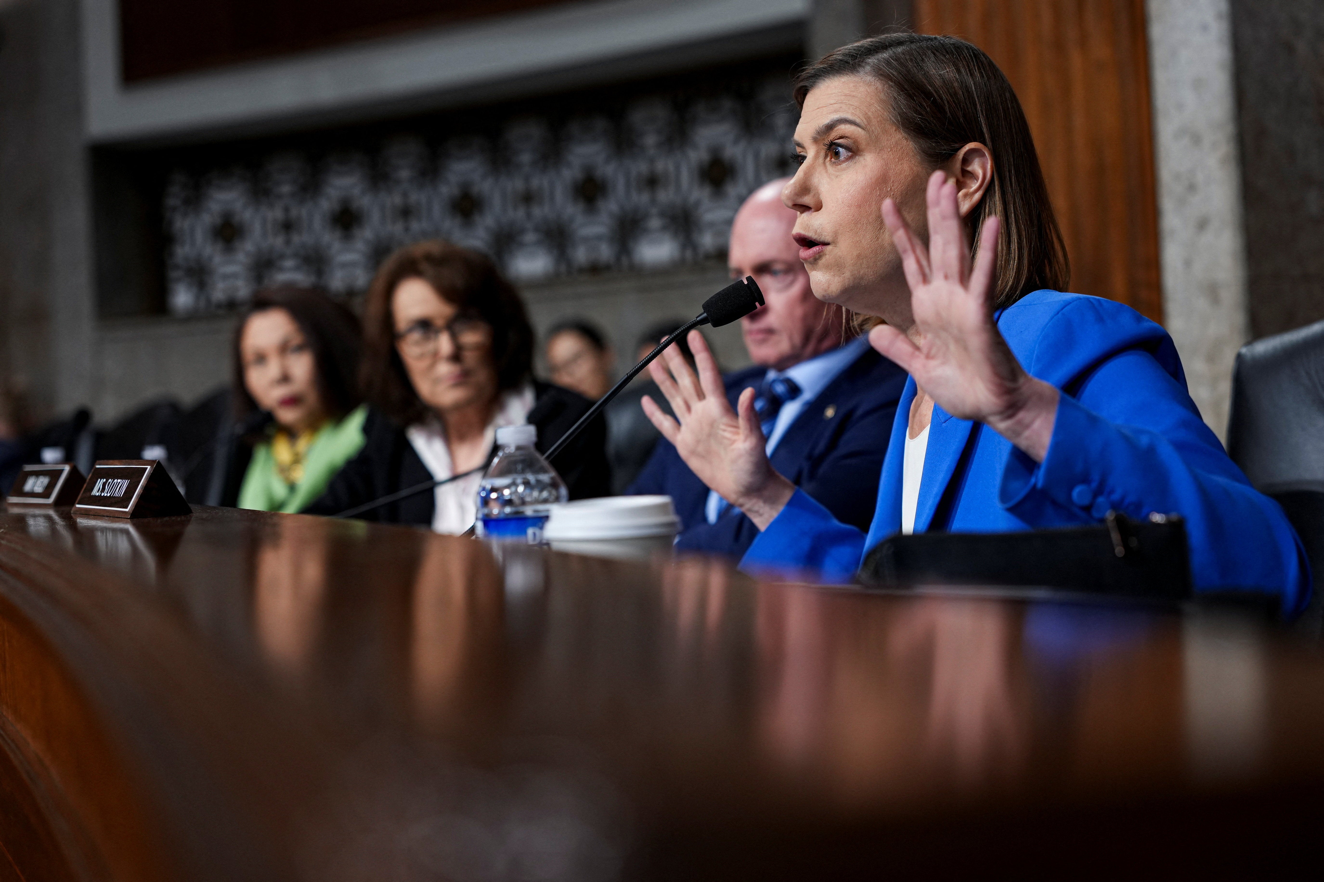 Senatorica iz Michigana Elissa Slotkin pita Hegsetha bi li slijedio upute predsjednika Donalda Trumpa da rasporedi vojsku tijekom izbora na sredini mandata u studenom