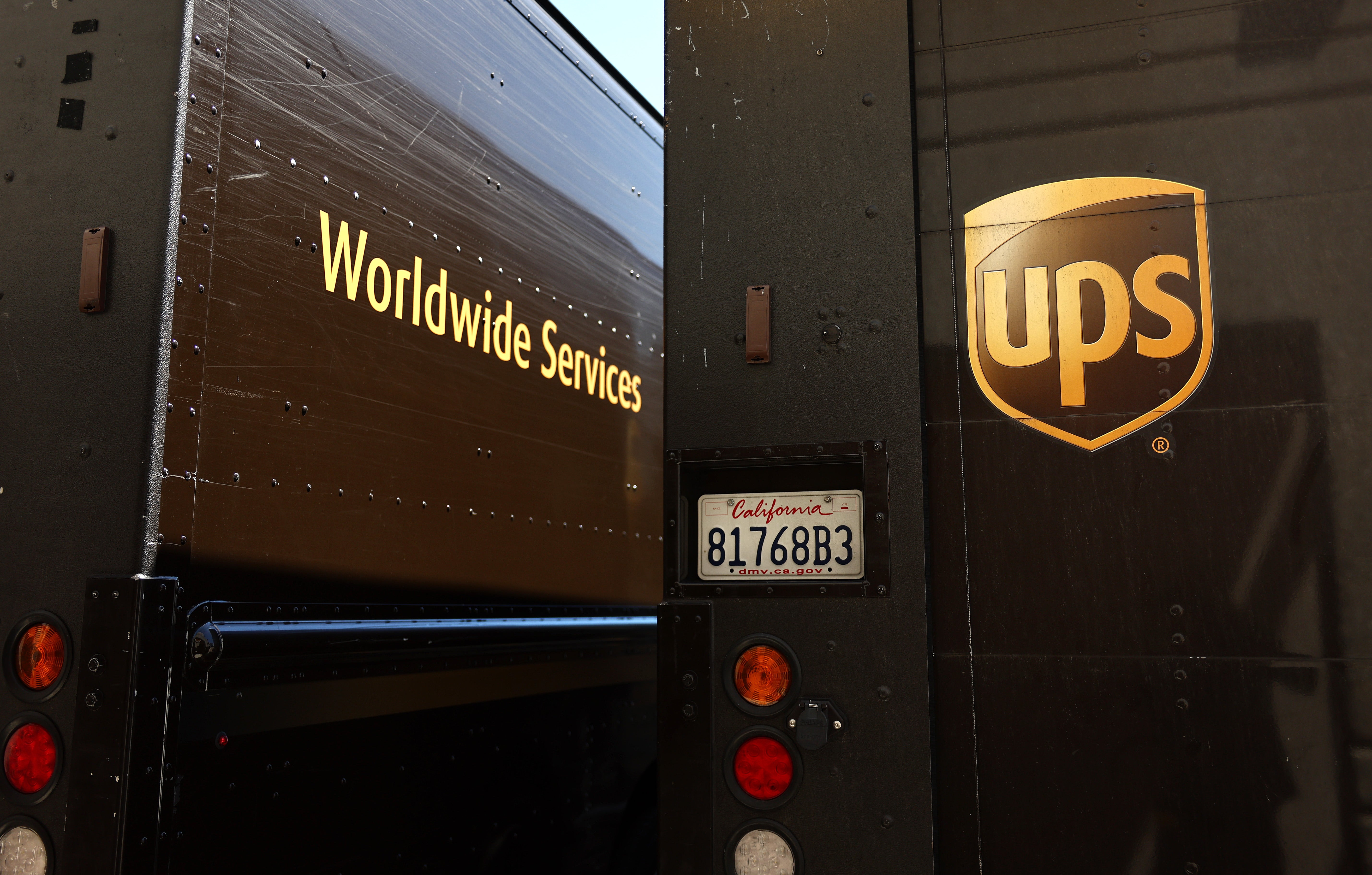 UPS je jedna od tisuća kompanija koje su se obvezale proslijediti povrate tarifa svojim korisnicima, procjenjuje da je prikupila više od 5 milijardi dolara u tarifama