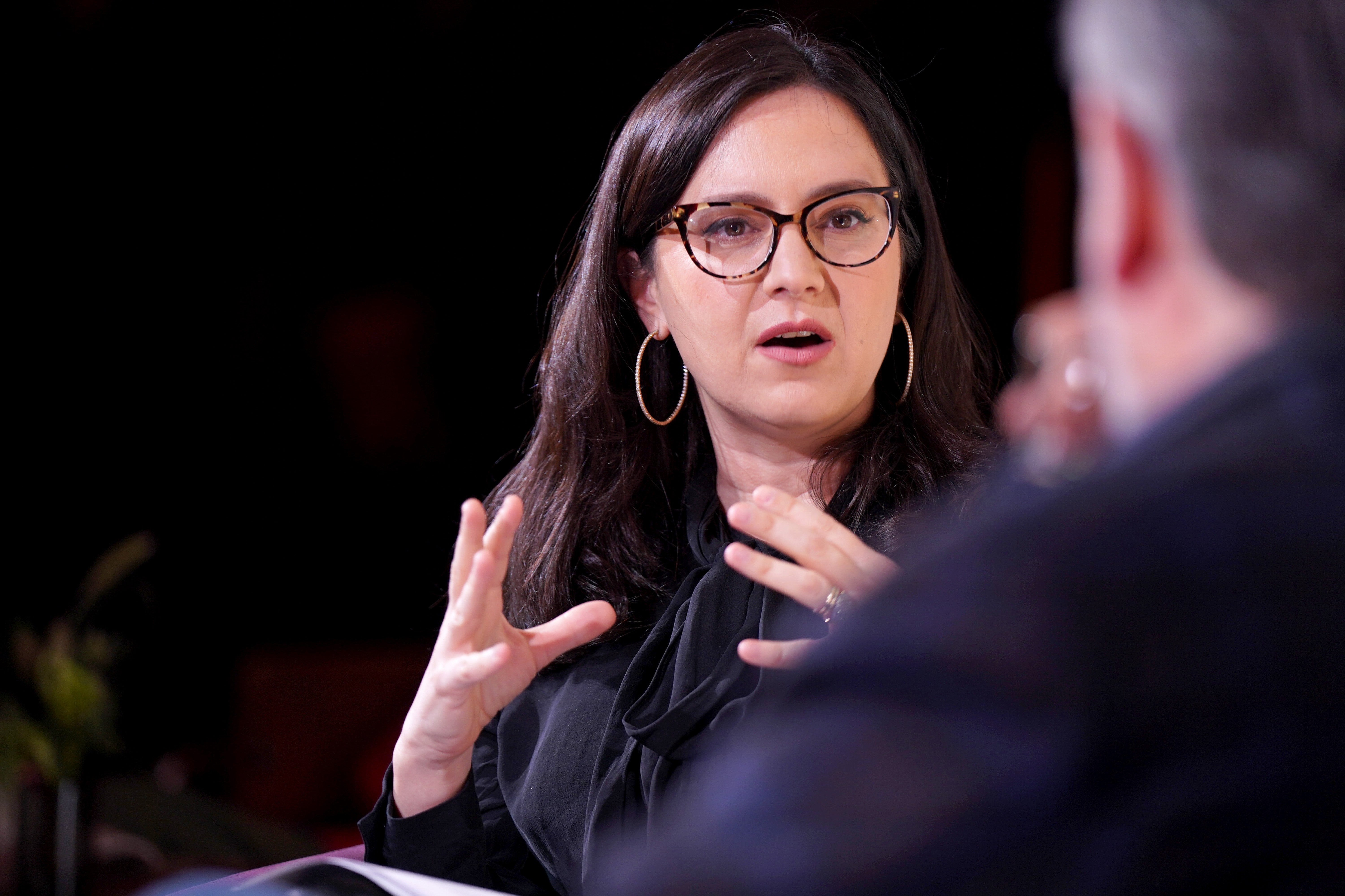 Bari Weiss, viđena ovdje kako razgovara sa senatorom Tedom Cruzom, želi da voditelj Večernjih vijesti CBS-a Tony Dokoupil doprinese emisiji 60 minuta
