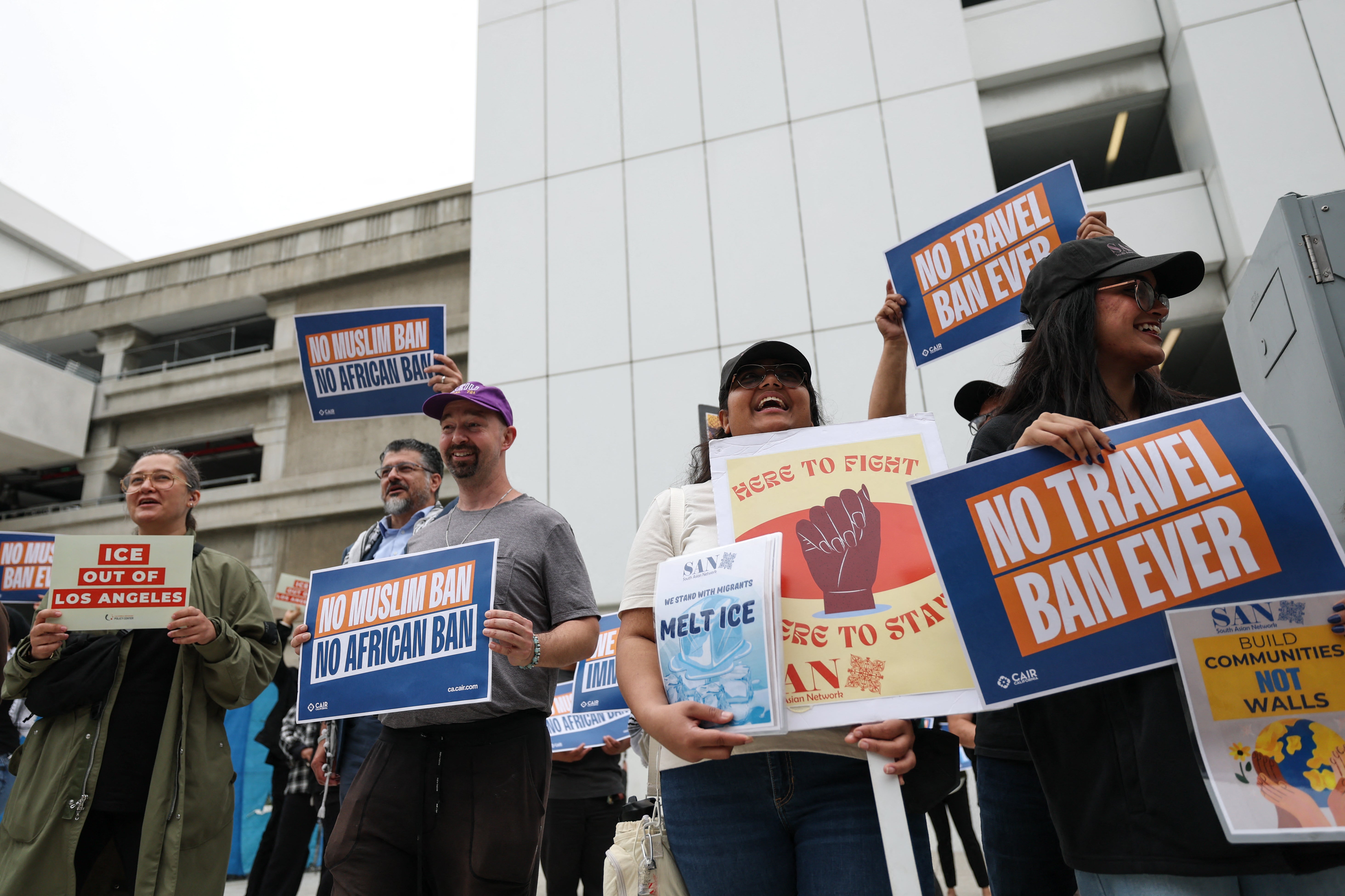 Administracija je zaustavila obradu viza za više od 70 zemalja, tvrdeći da migranti iz tih zemalja pretjerano koriste američku socijalnu skrb