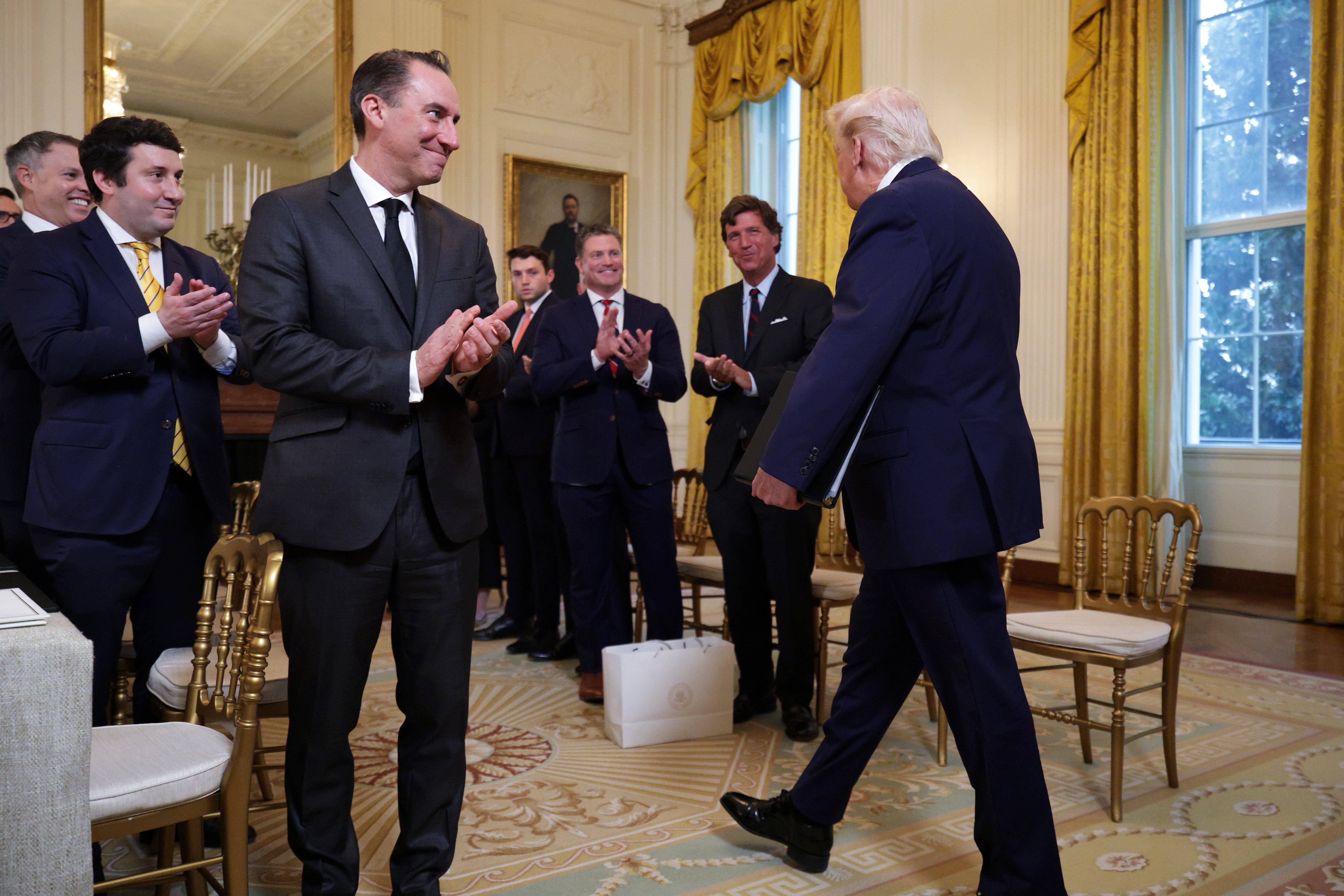 Predsjednik Trump sastao se s direktorima za naftu i plin, kao i s Tuckerom Carlsonom, u Bijeloj kući u siječnju, ubrzo nakon bivšeg predsjednika Venezuele Nicolasa Madura