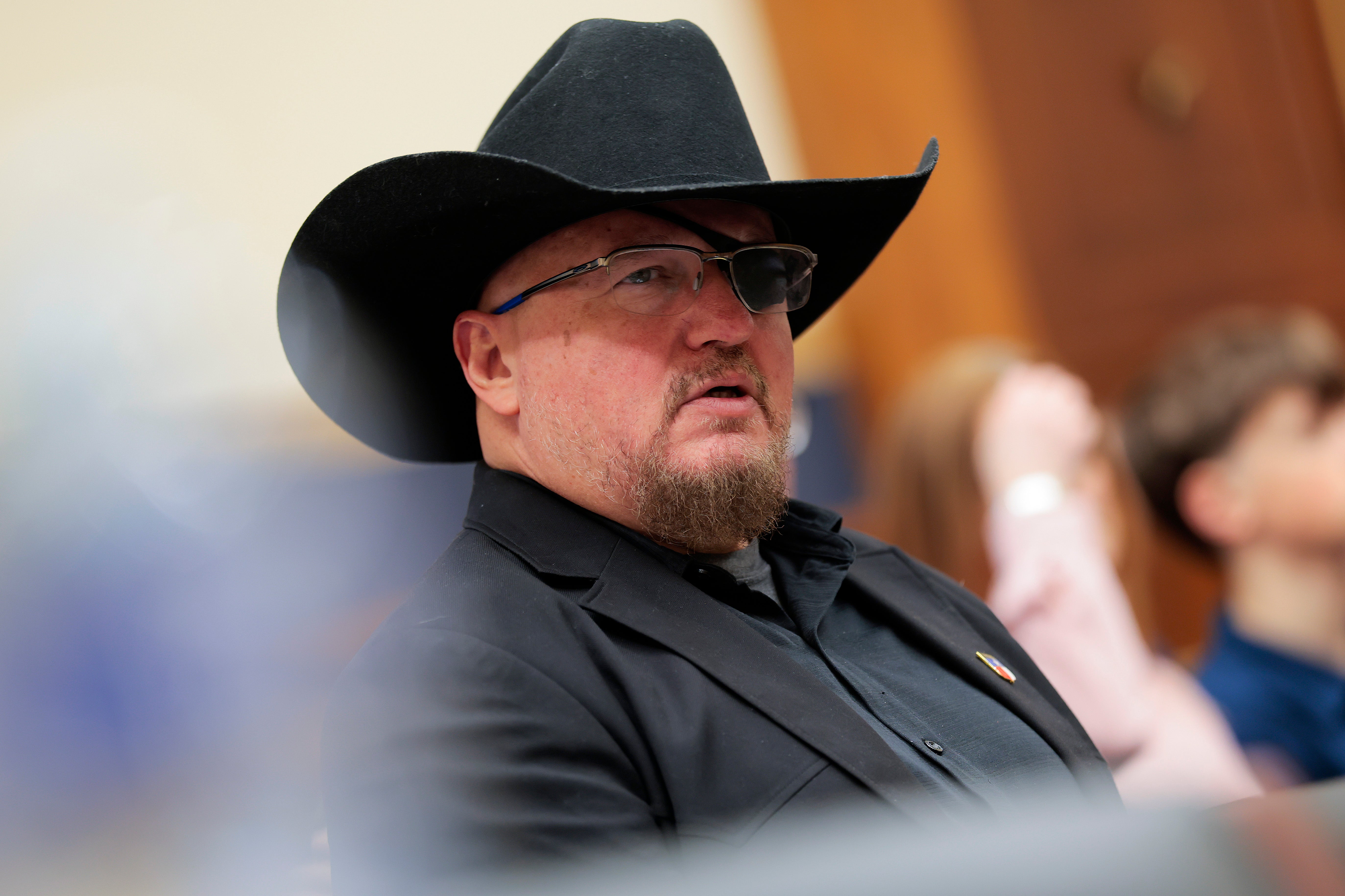 Čelnik Oath Keepers Stewart Rhodes osuđen je za pobunjeničku zavjeru i osuđen na 18 godina zatvora prije nego što je Trump ublažio kaznu prvog dana na dužnosti. Sada DOJ traži da se njegova osuda u potpunosti ukine