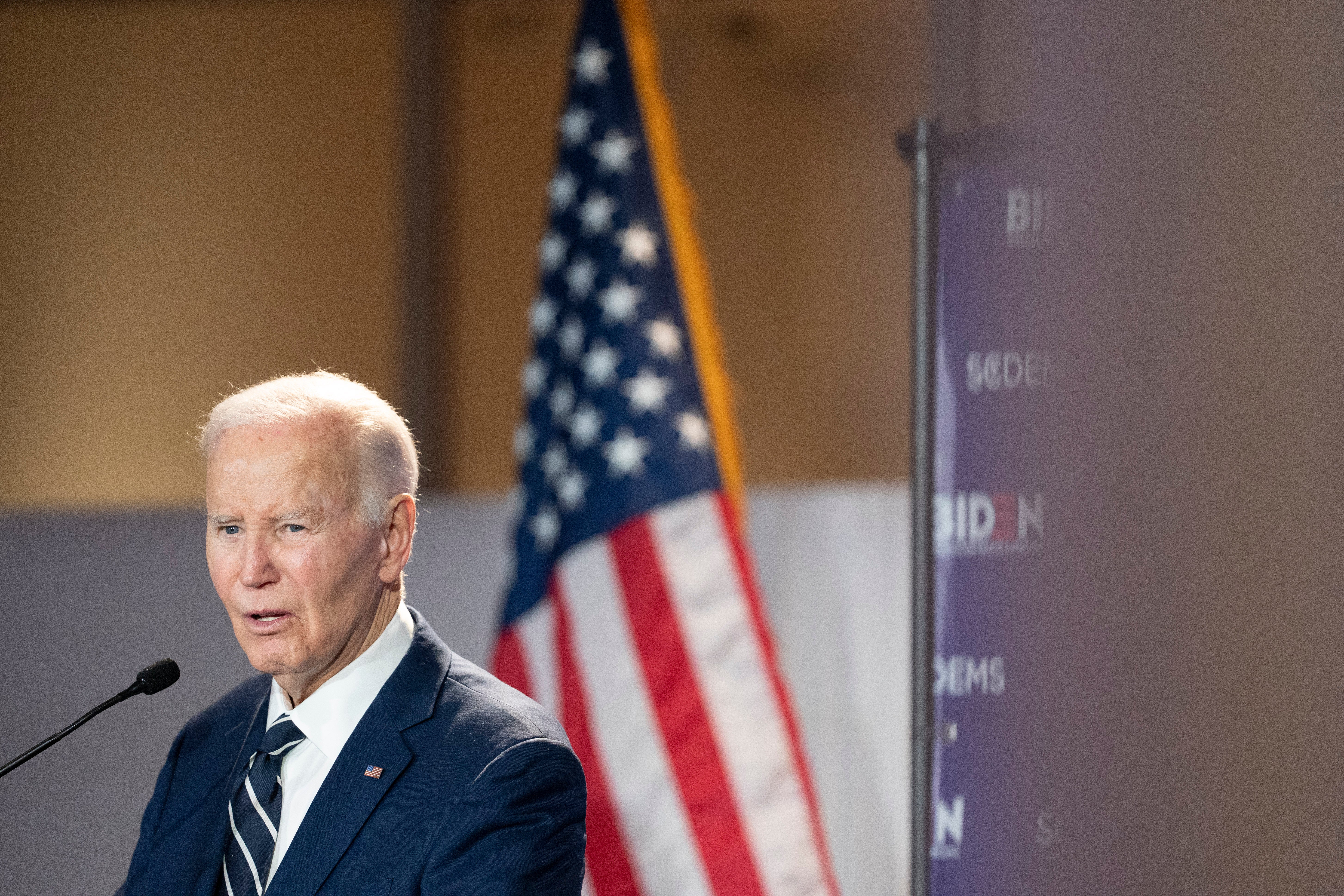 Zastava je istaknuta malo prije nego što je bivši predsjednik Joe Biden bio u kampusu kako bi otkrio svoj portret na pravnom fakultetu u Syracuseu