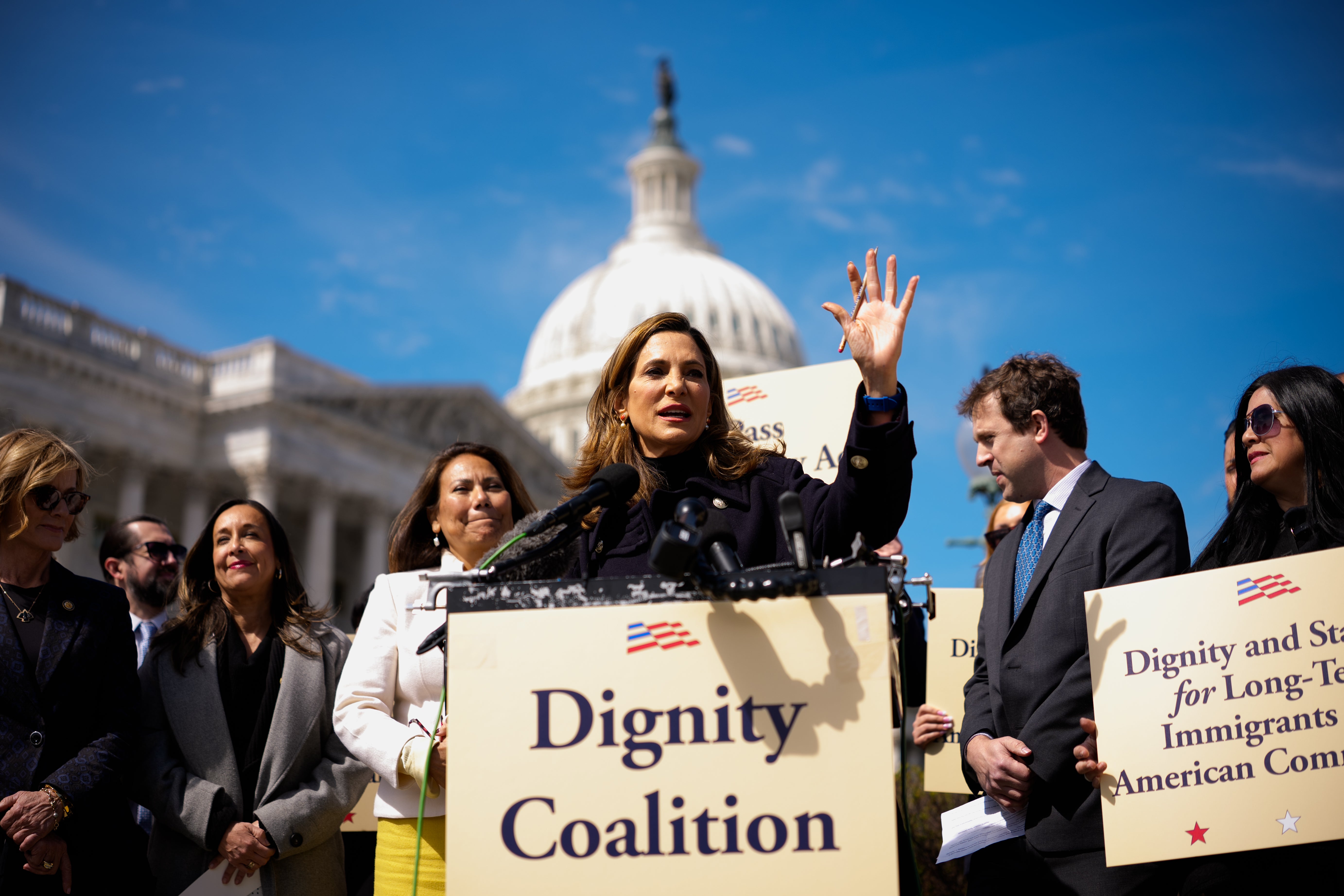 Zastupnica Maria Elvira Salazar (R-Fla.) (C), jedna je od mnogih republikanaca na Floridi na koje su demokrati ciljali. Upozorila je da je režim masovne deportacije predsjednika Donalda Trumpa odbio latino birače.