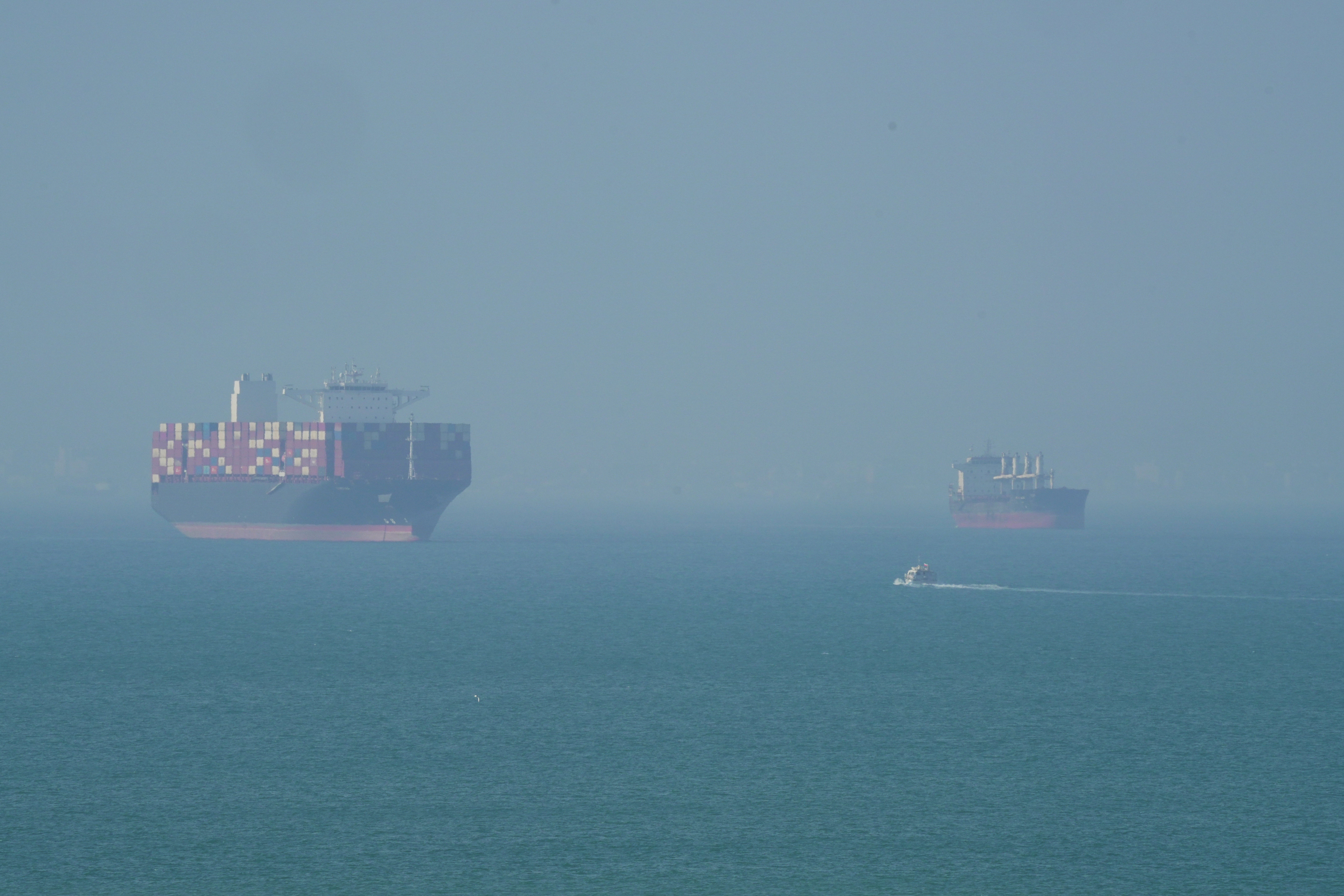 Teretni brod plovi morem blizu otoka Qeshm u Hormuškom tjesnacu, budući da izgledi za mirovni sporazum između SAD-a i Irana nisu ništa bliže ostvarenju