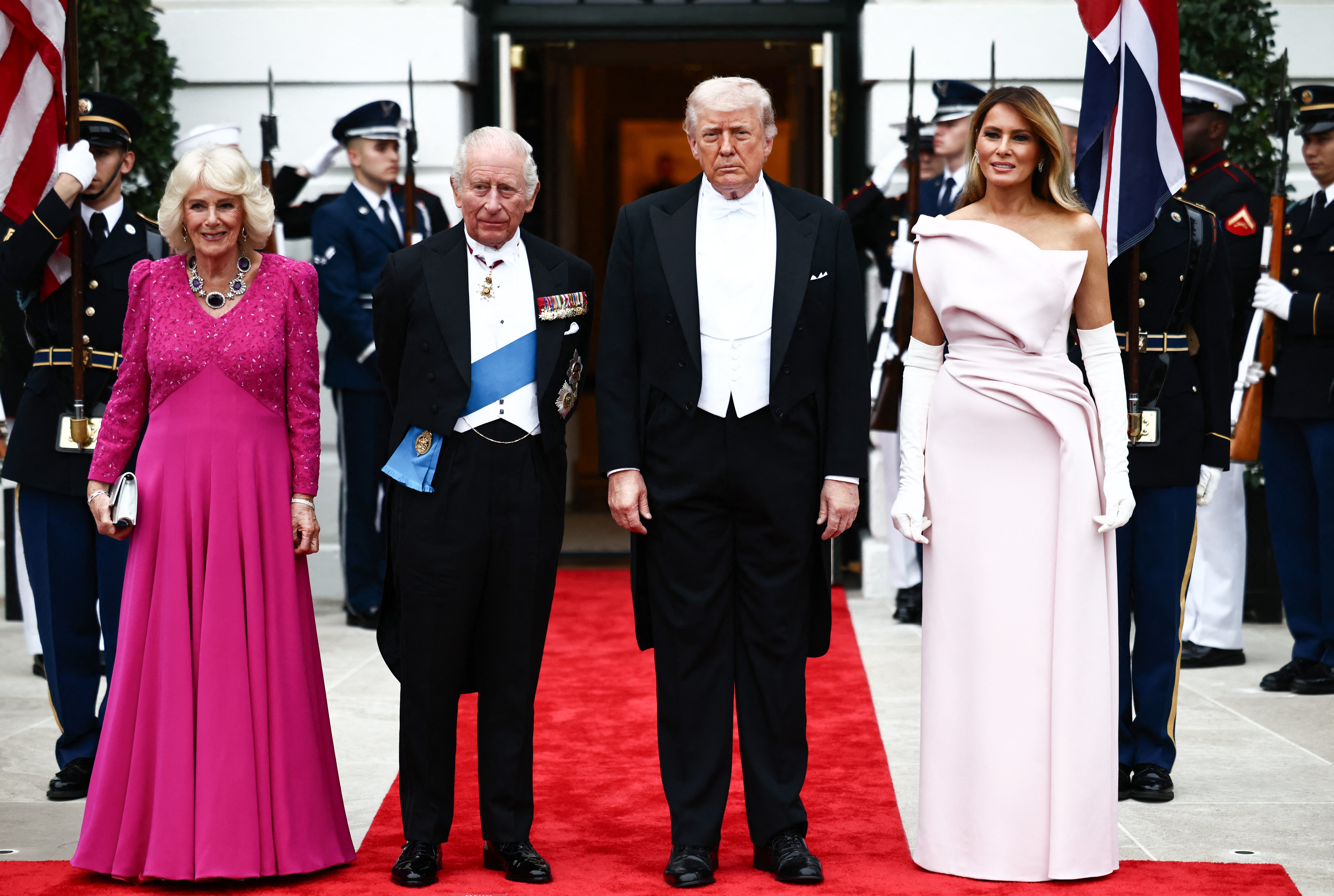 Bijela kuća poslužuje obrok od tri slijeda, plus desert napravljen od meda iz košnice Melanije Trump, tijekom državne večere s kraljem Charlesom i kraljicom Camillom