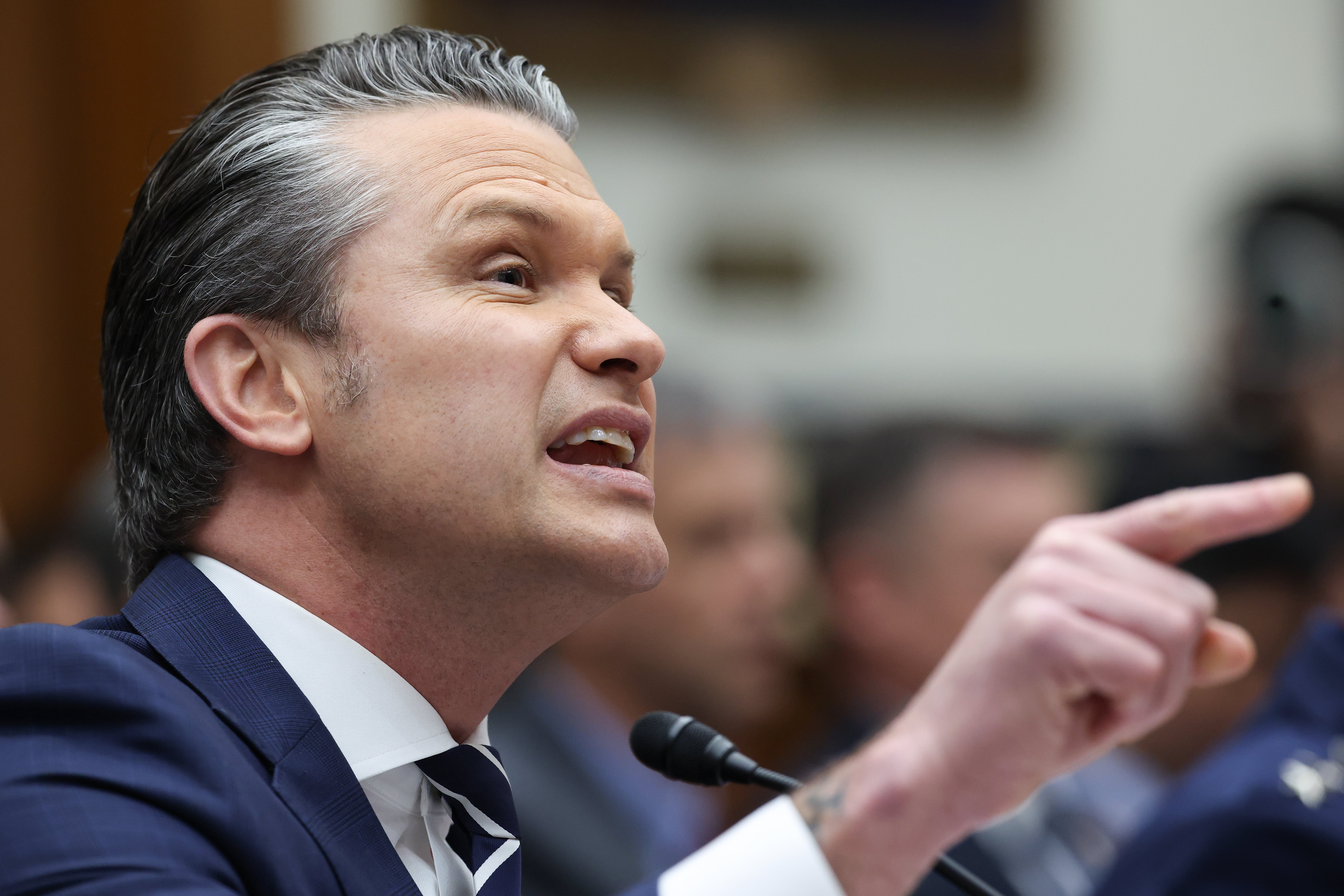Hegsethova tanka koža bila je u potpunosti izložena tijekom cjelodnevnog saslušanja na Capitol Hillu u srijedu.