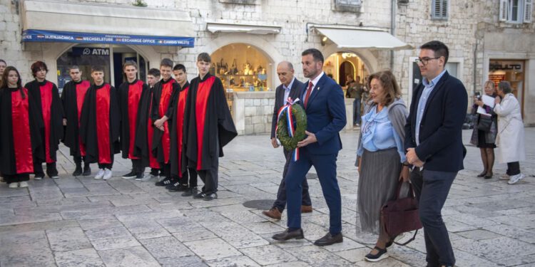 36. Marulićevi dani: Položeni vijenci na spomenik oca hrvatske književnosti