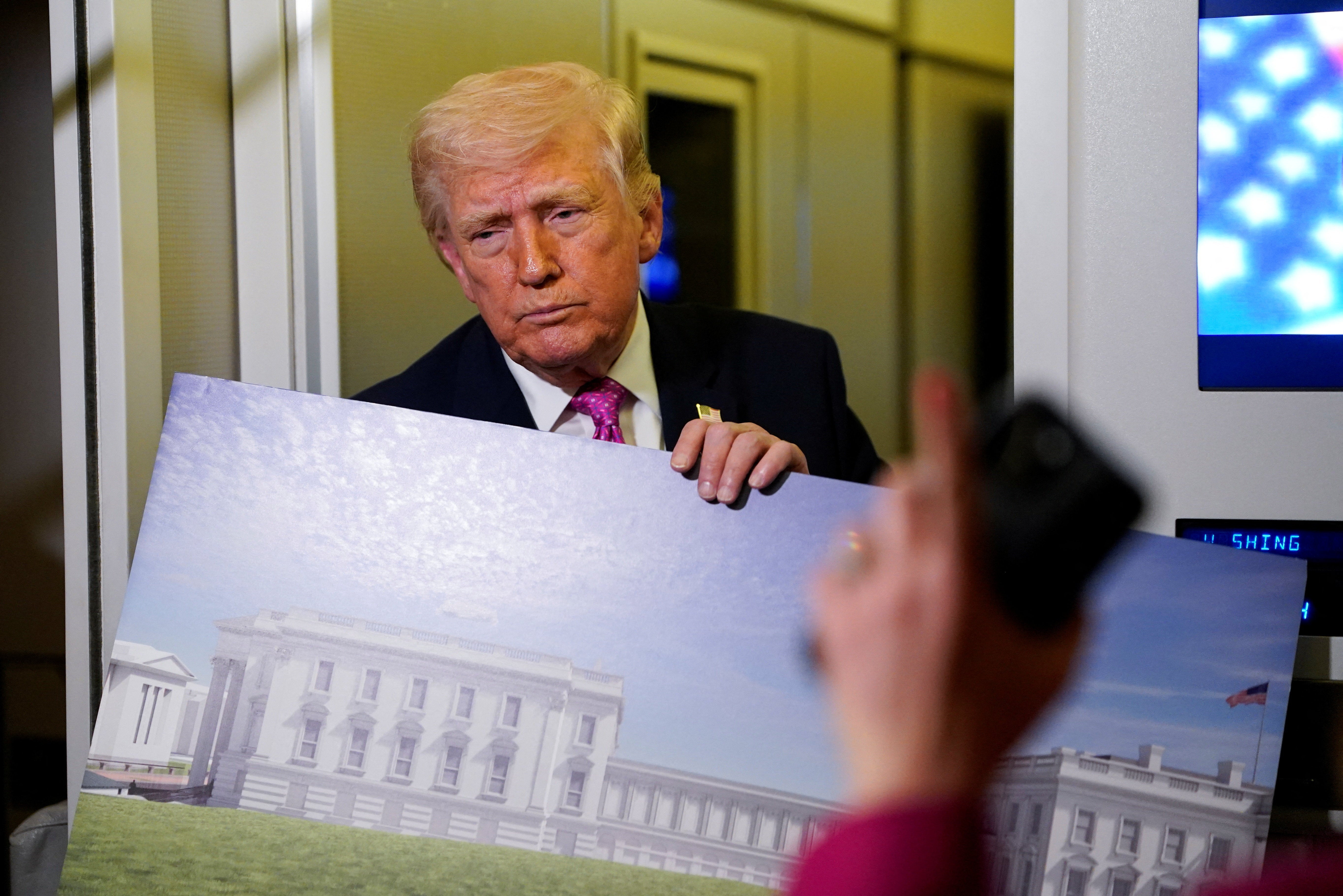 Trump pokazuje novinarima prikaz plesne dvorane dok govori u zrakoplovu Air Force One ranije ovog mjeseca
