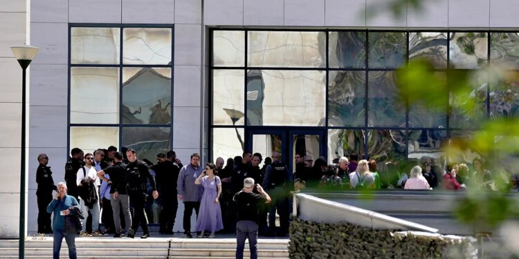 89-godišnji napadač ranio je 4 osobe u dvjema vladinim zgradama u Ateni prije uhićenja