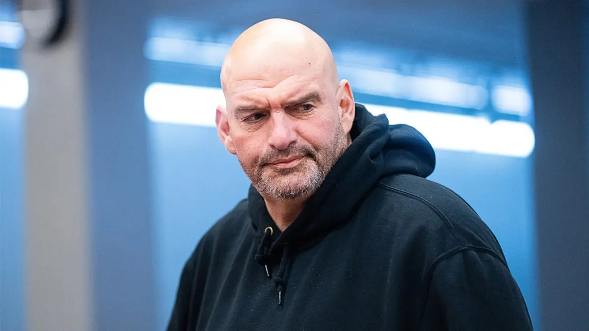 Sen. John Fetterman razgovara s novinarom ispred američkog Kapitola
