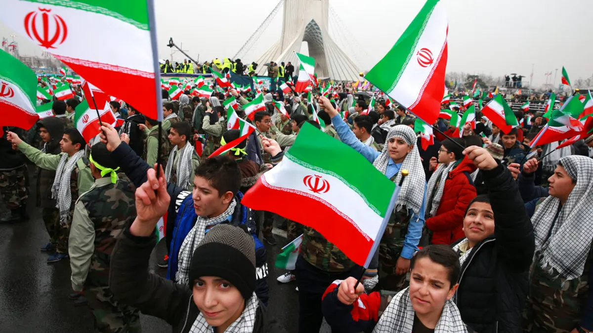 Djeca mašu iranskim zastavama tijekom ceremonije na trgu Azadi u Teheranu