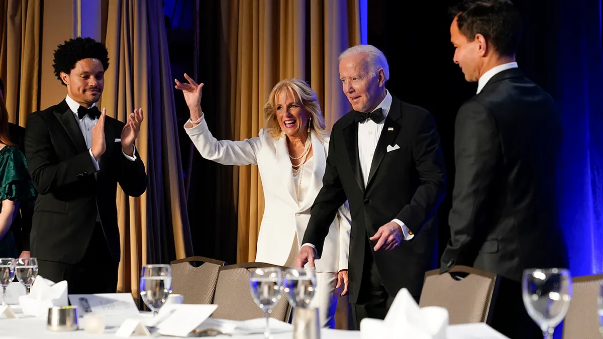 Predsjednik Joe Biden i prva dama Jill Biden dolaze na večeru Udruženja dopisnika Bijele kuće s komičarem Trevorom Noahom