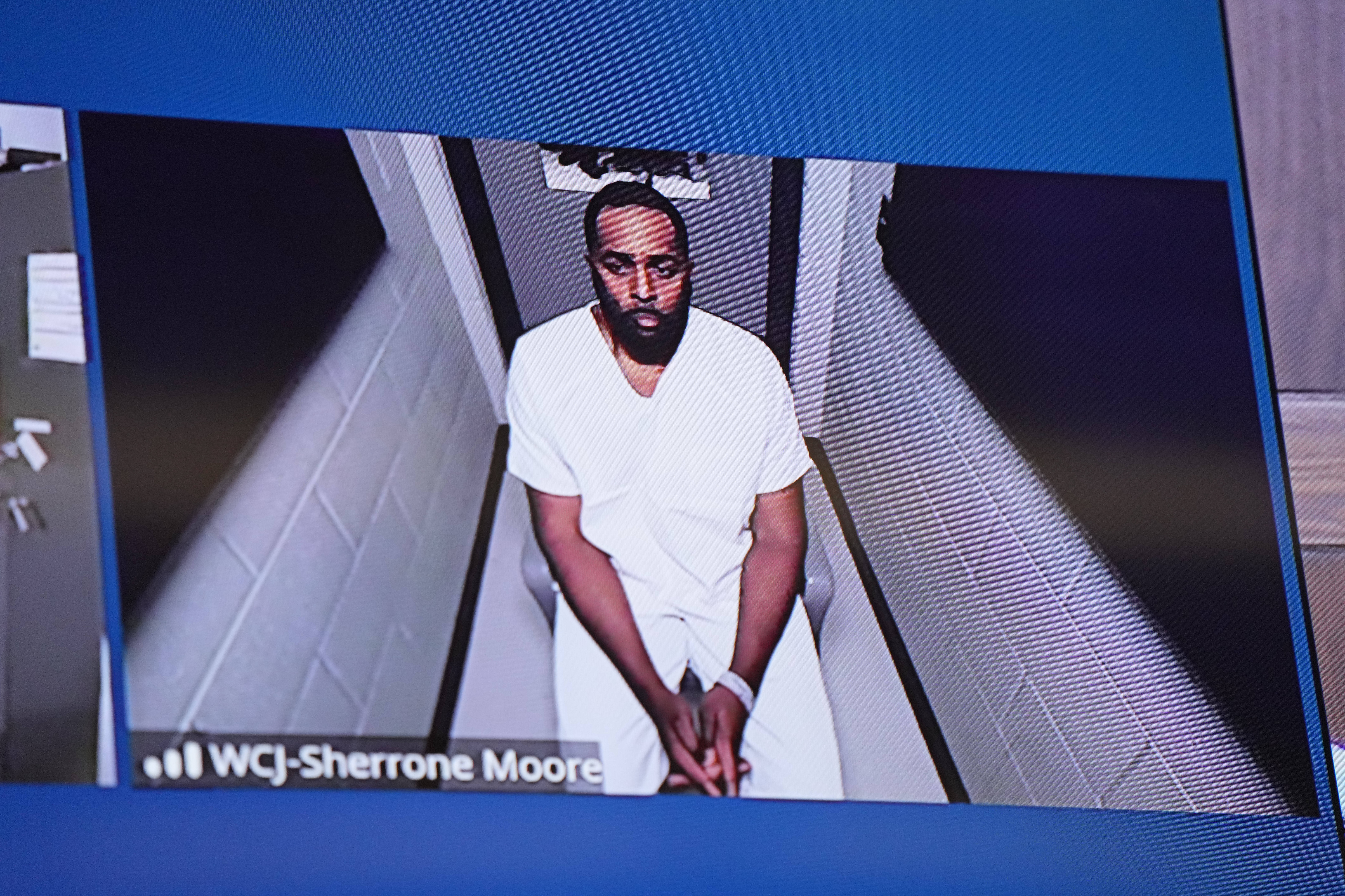 Otpuštena nogometna trenerica Michigana Sherrone Moore pojavljuje se putem videa na sudu u petak, 12. prosinca 2025. u Ann Arboru, Mich.