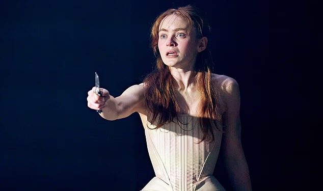 Adaptacija Romea i Julije Roberta Ickea sa Sadie Sink i Noahom Jupeom u ulozi zaljubljenih ljubavnika dobila je sjajne kritike na svim stranama – a neki kritičari hvale predstavu ‘briljantnom’ i ‘snažnim oživljavanjem’