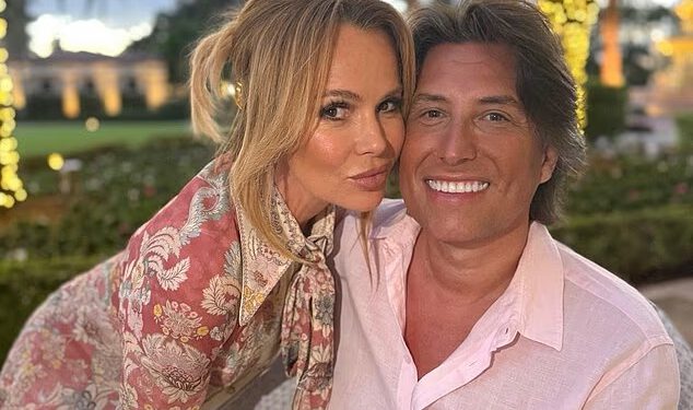 Amanda Holden pozira za rijetku fotografiju sa suprugom Chrisom Hughesom dok sa svojim kćerima uživaju u ‘nevjerojatnom putovanju’ do 1000 dolara za noćno putovanje u Miami