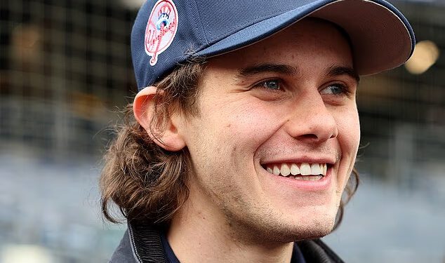 Američki hokejaški heroj Jack Hughes pokazuje svoj novi osmijeh nakon izbijenih zuba u finalu Olimpijskih igara nad Kanadom