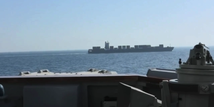 Američki razarač pucao na teretni brod pod iranskom zastavom (VIDEO) — RT World News