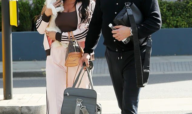 Belle Hassan iz Love Island All Stars izgleda dobro raspoložena dok uživa u sunčanom izletu u parku sa svojim ocem Tamerom nakon što se ‘raskinula’ s Harrisonom Solomonom