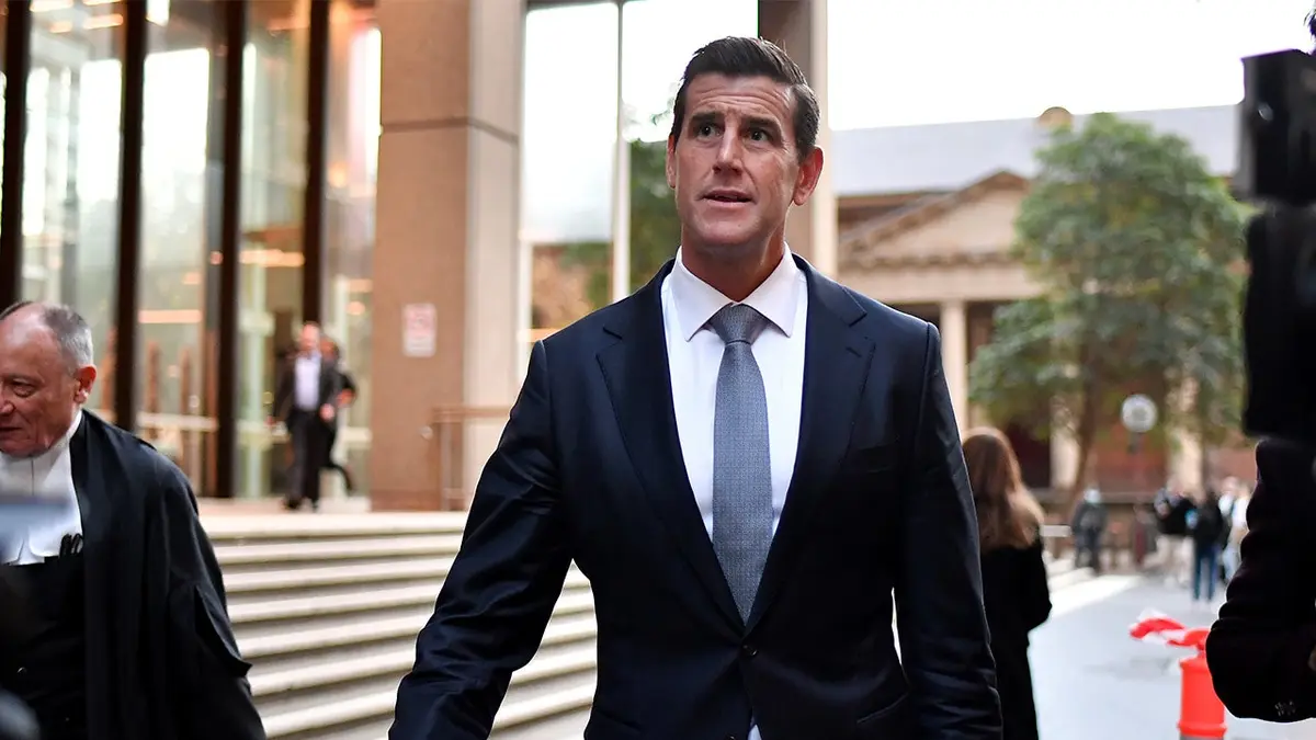 Ben Roberts-Smith odlazi iz Saveznog suda Australije noseći tamno odijelo i plavu kravatu.