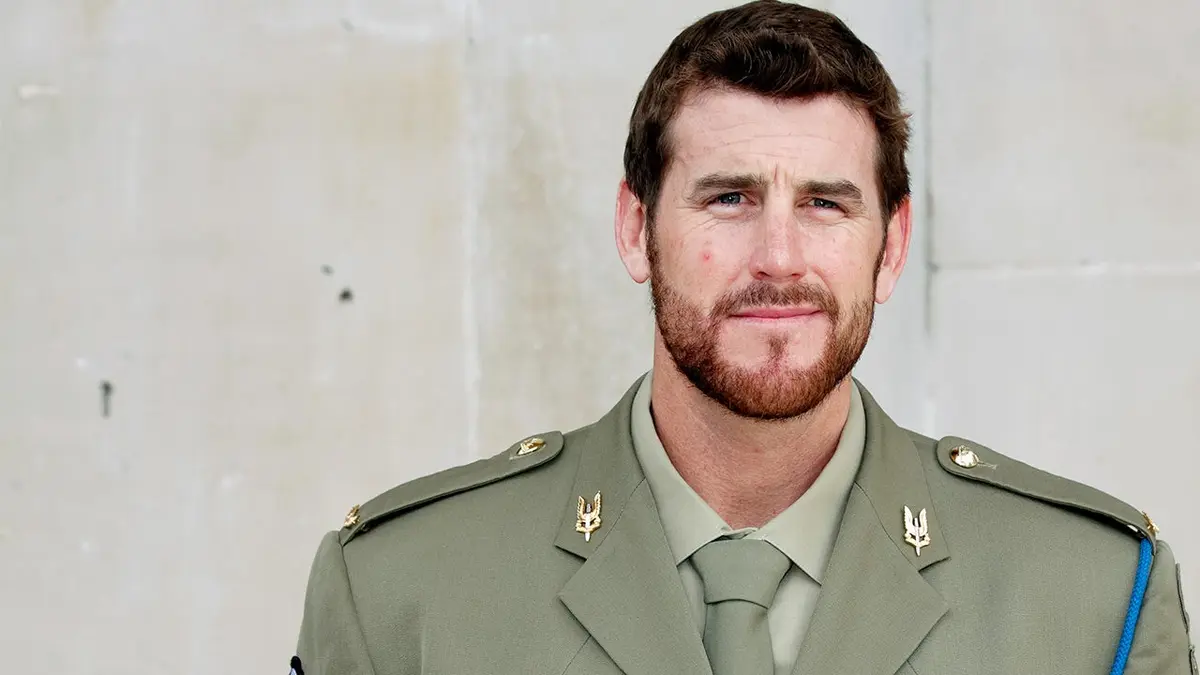 Ben Roberts-Smith stoji ispred crkve St. Martin-in-the-Fields u odijelu i medaljama.