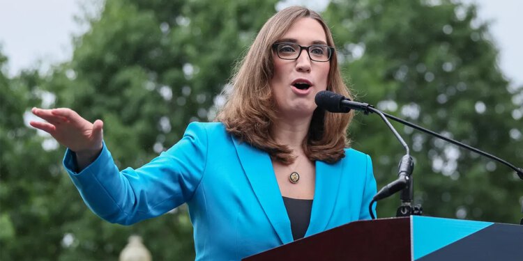 Bijela kuća odgovorila nakon što su McBride, Ocasio-Cortez rekli da Trump ‘otpušta samo žene’