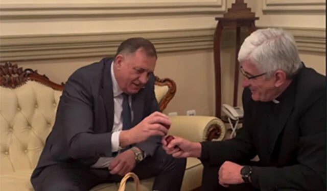 Biskup Željko Majić pobijedio Milorada Dodika u tucanju jajima