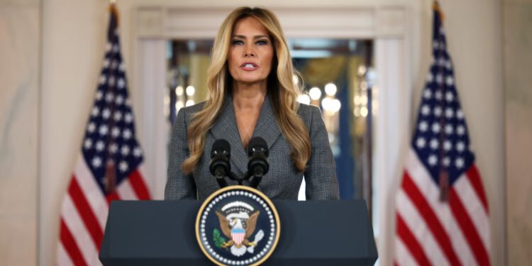 Bivša glavna suradnica Melanije Trump rekla je da Trump ne zna za Epsteinovu izjavu prve dame
