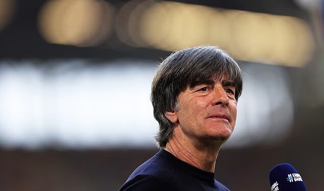 Bivši izbornik osvajača Svjetskog prvenstva – koji je jednom čačkao nos i POLIZAO prst – spreman je preuzeti brigu o protivnicima Engleske u grupnoj fazi u Sjedinjenim Državama