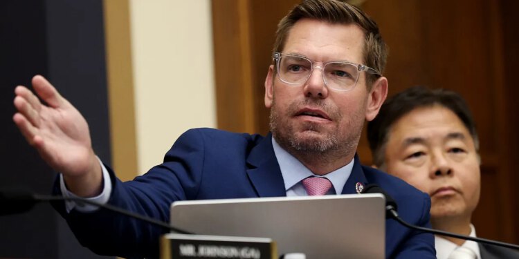 Bivši zaposlenik Swalwella tvrdi da ju je seksualno napastvovao, tražio oralni seks: izvještaj