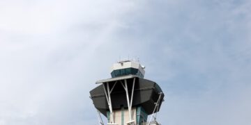 Bliski kontakt između aviona i kamiona na LAX pisti istražen je tjednima nakon nesreće LaGuardije