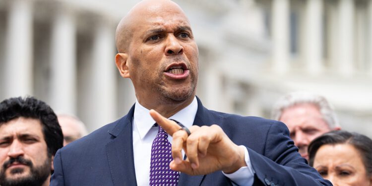 Booker naziva michiganske demokrate ‘pješacima’ u demonstraciji 2028