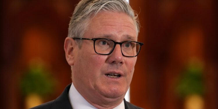 Britanski premijer Starmer optužen za ‘očito nepoštenje’ zbog izaslanika povezanog s Epsteinom — RT World News