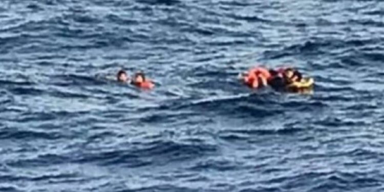 Brod s migrantima potonuo nakon potjere obalne straže: “Najmanje 18 mrtvih”