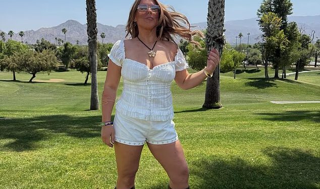 Brooke, kći Shanea Warnea, zadivljuje dok nosi raskošnu odjeću na Coachelli