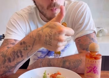 Brooklyn Beckham ismijavan jer je rukolu nazvao rikulom u najnovijem videu kuhanja nakon što je oglušio otuđenu mamu Victoriju na njezin rođendan: ‘Zaboravlja da nije Amerikanac!’