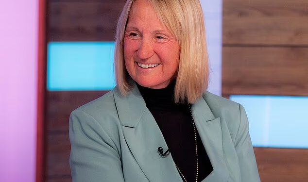Carol McGiffin (66) priznaje da joj ‘treba još jedan’ facelifting, ali ‘ne može si to priuštiti’, a njezina prva ‘jeziva’ operacija užasnula je muža Marka Cassidyja (43)