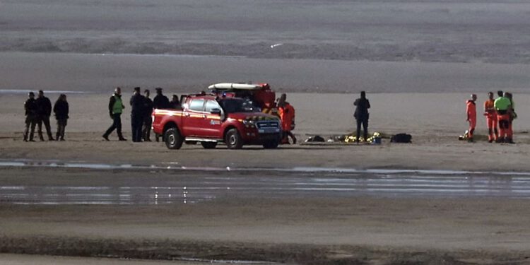Četiri osobe poginule u pokušaju prelaska La Manchea dok Velika Britanija i Francuska veslaju oko toga tko bi trebao presresti male čamce