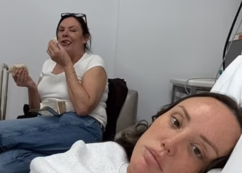 Charlotte Crosby hitno je prevezena na hitnu njegu, a majka ju je uz krevet uzdržavala samo nekoliko mjeseci nakon što je završila u bolnici tijekom putovanja u Dubai