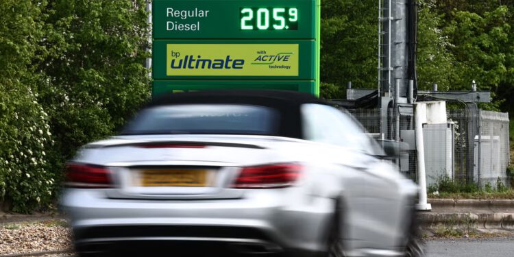 Cijene nafte dosežu 105 dolara dok Iran i SAD jačaju kontrolu nad Hormuškim tjesnacem, a mirovni pregovori pokazuju znakove propasti