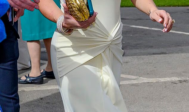 Coleen Rooney zadivljuje u pripijenoj krem ​​haljini dok se ugađa suprugu Wayneu na tribinama uoči Grand Nationala u Aintreeju