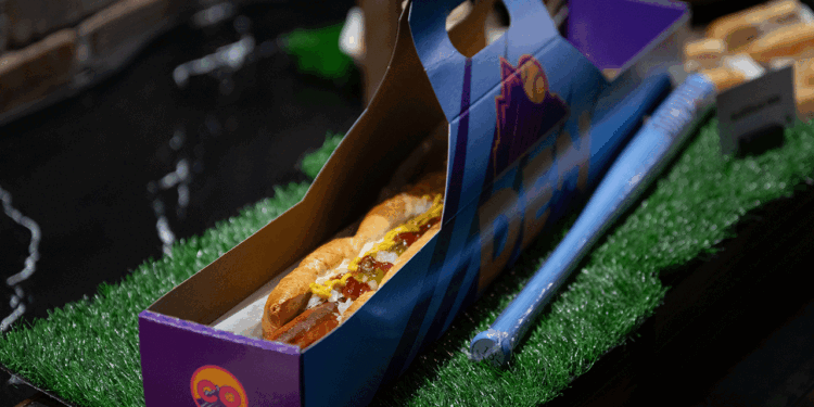 Colorado Rockies predstavili su Hot Dog Monstruoznost i želim ga pojesti u stilu dame i skitnice